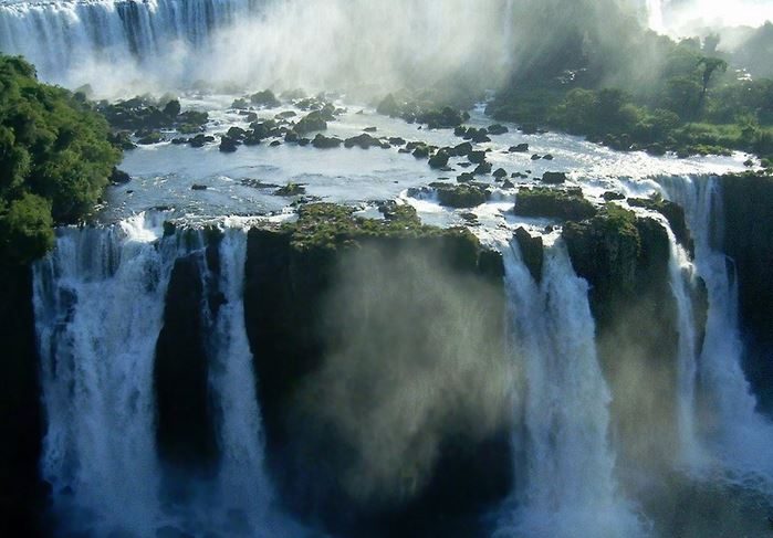 Широкий водопад в южной америке. Водопад на Амазонке Игуасу. Бассейн Игуасу. Игуасу климат. Реки озера водопады Южной Америки.