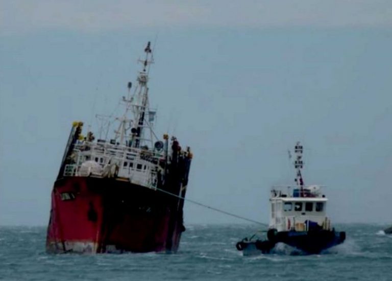 Puerto Deseado: denuncian derrame de combustible en el Parque Isla Pingüino