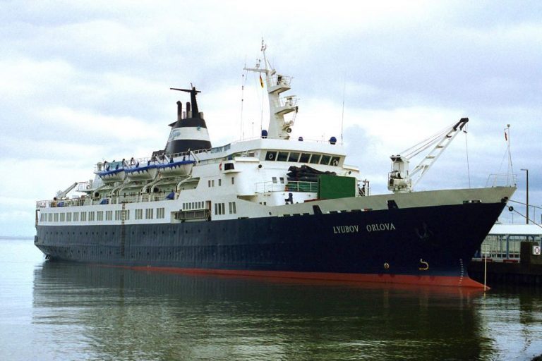 Alarma por un barco fantasma que está a la deriva hace un mes en el norte del Atlántico