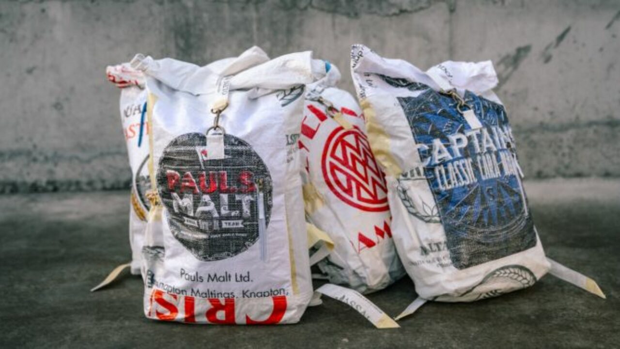 Hacen mochilas con las de arpillera plástica descartadas por la industria cervecera Noticias
