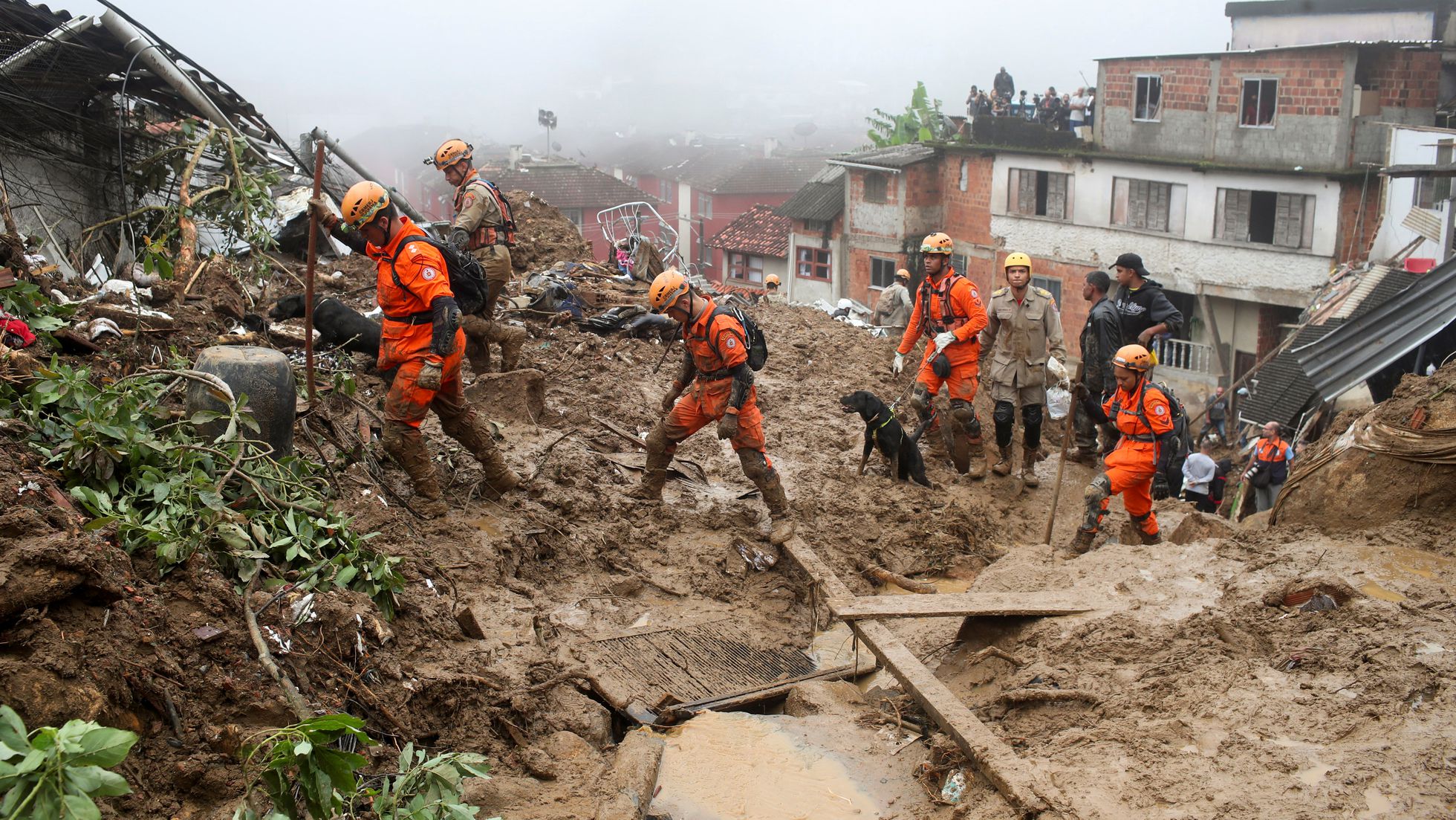 Ascienden A 100 Las Personas Muertas Por Las Lluvias Torrenciales En El