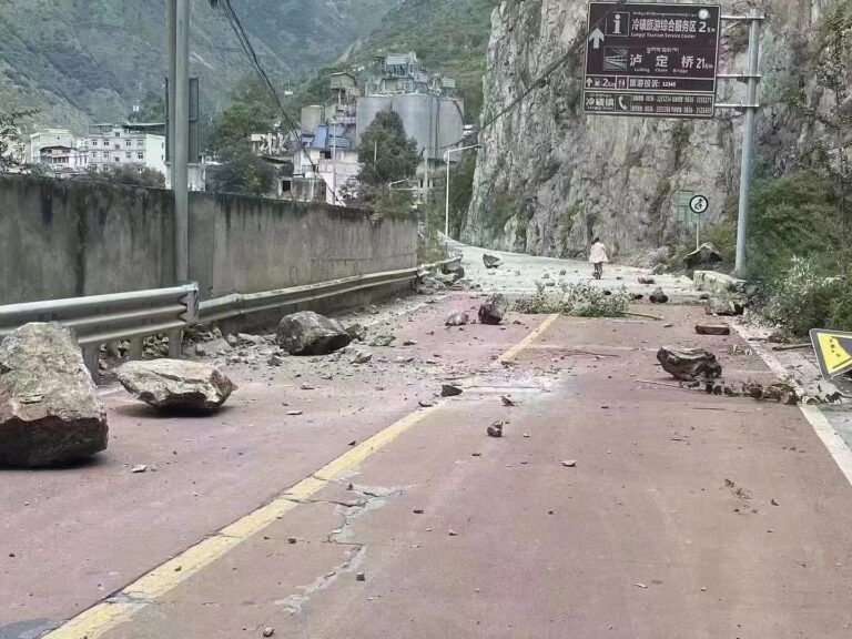China: Buscan sobrevivientes tras el sismo que dejó al menos 65 muertos