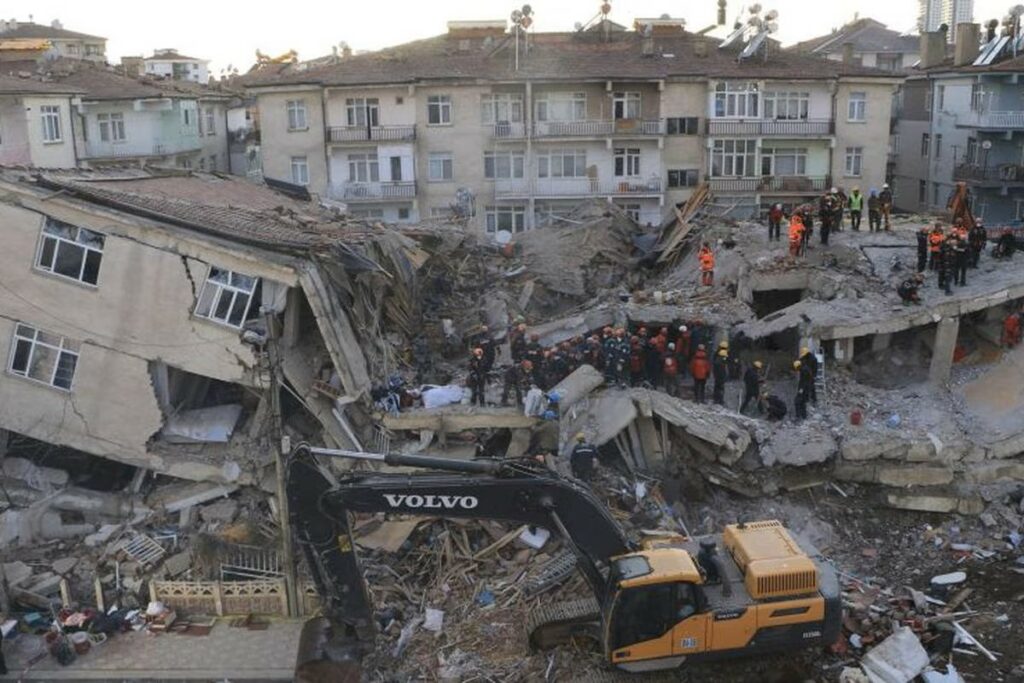 En Turquía y Siria los muertos llegan a 21.700 por el terremoto