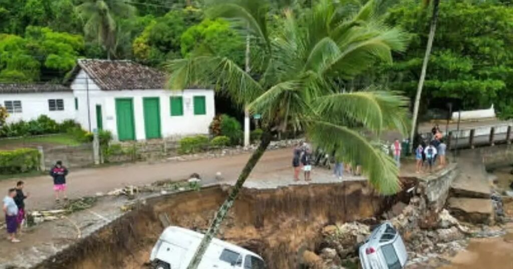 Derrumbes y temporales en balnearios de Brasil