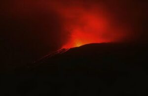 Momento de la erupción volcánica del Popocatépetl en México