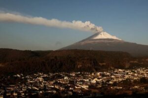 Imagen de archivo del volcán Popocatépetl en México visto desde Santiago Xalizintla, Mexico, el 12 de mayo de 2023. REUTERS/Imelda Medina