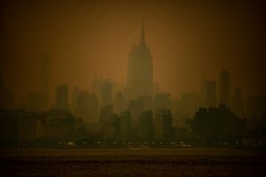 Nueva York bajo el denso humo provocado por los incendios forestales en Canadá