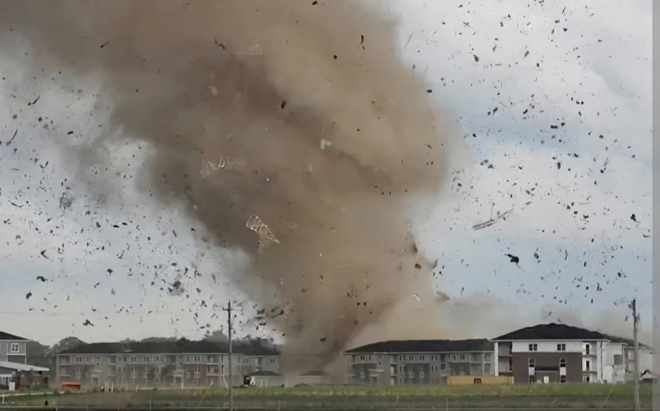 Devastador tornado en Indiana con casas arrasadas y personas heridas