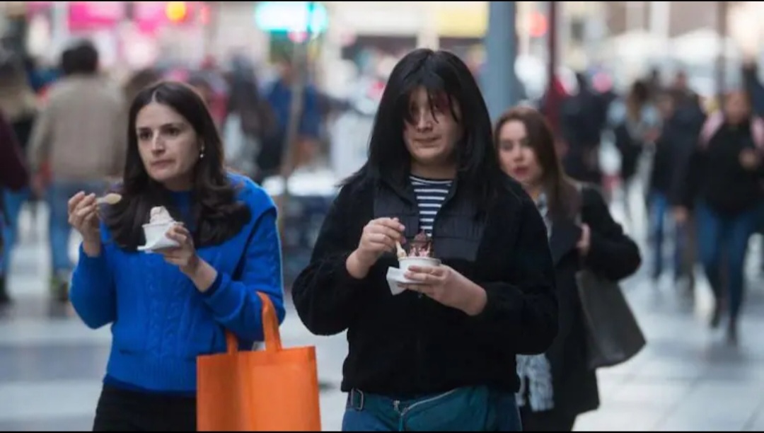 Tal es el calor que hace en pleno invierno en Chile y Argentina, que en las calles se puede ver gente comiendo helado