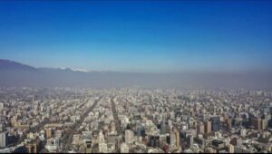 Esta vista aérea de Santiago muestra el smog provocado por las altas temperaturas