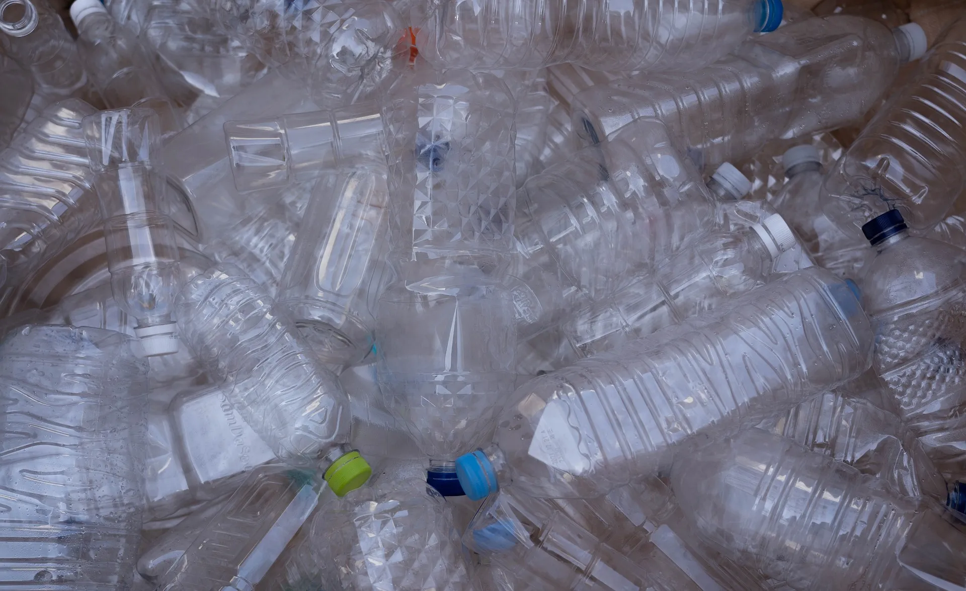 reciclado de plásticos para cuidar el ambiente.