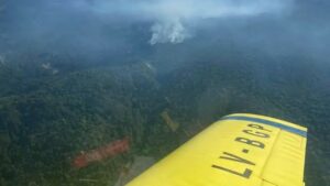 Aviones hidrantes forman parte del operativo para combatir el Incendio El Centinela en el Parque Nacional Los Alerces.