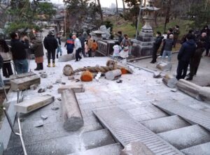 Puerta torii derrumbada a causa de un terremoto en Japón Onohiyoshi, 