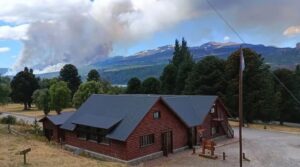 El incendio está "fuera de control", según afirmaron las autoridades del Parque Nacional Los Alerces.
