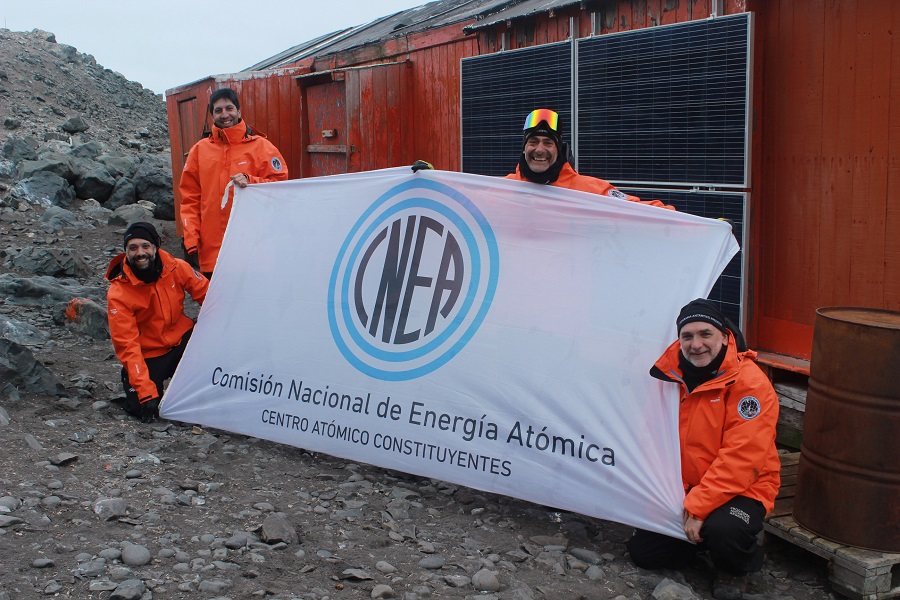 Paneles solares en las bases antárticas argentinas
