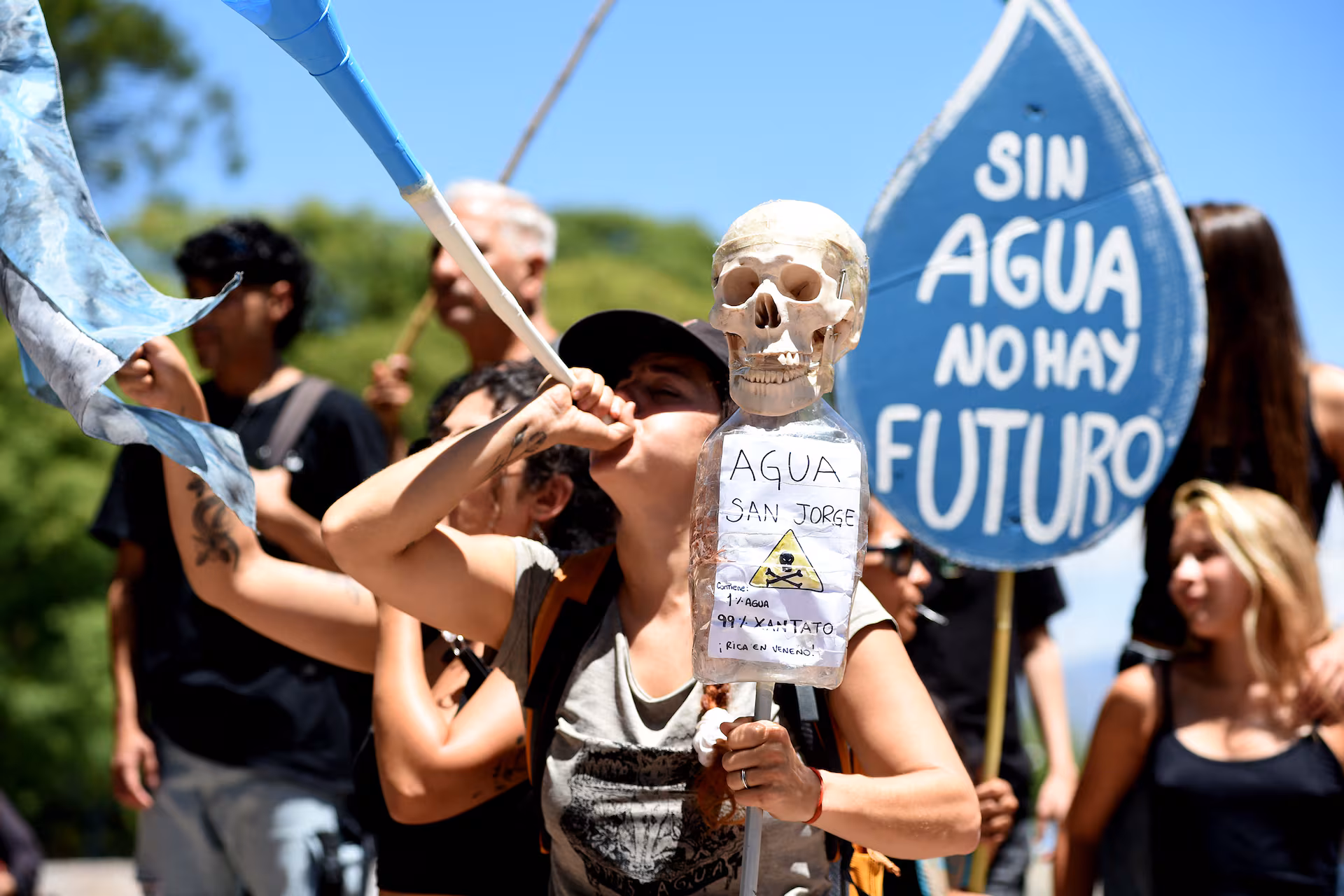 Protesta en Mendoza por los proyectos mineros (ANDRES LARROVERE-AFP)