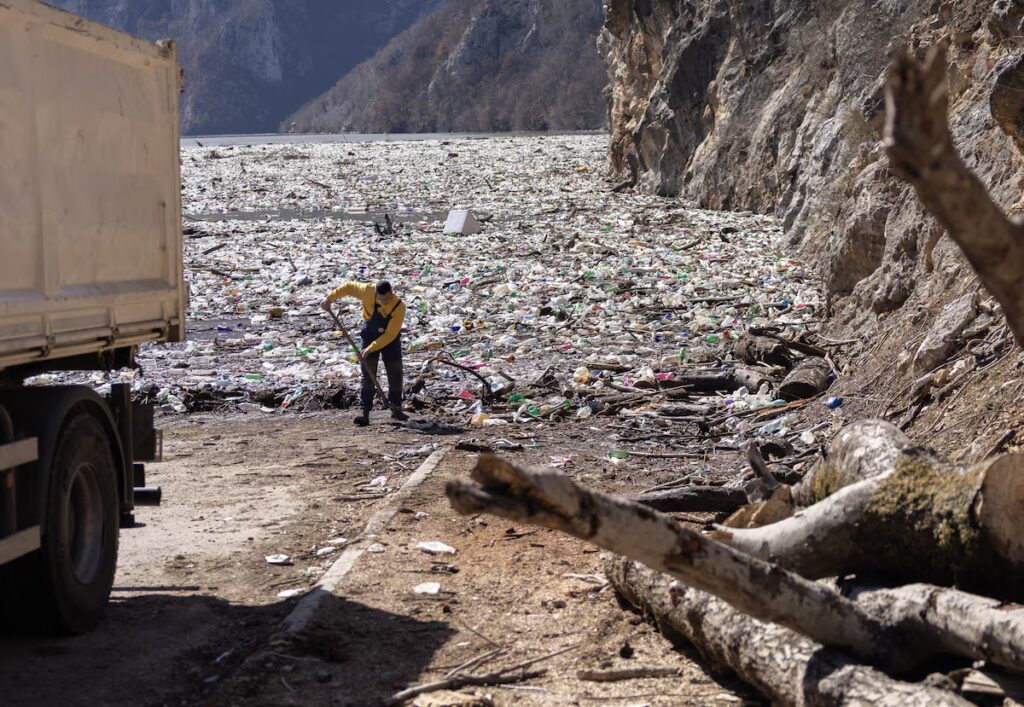 Toneladas de basura llenan el río Drina en Bosnia