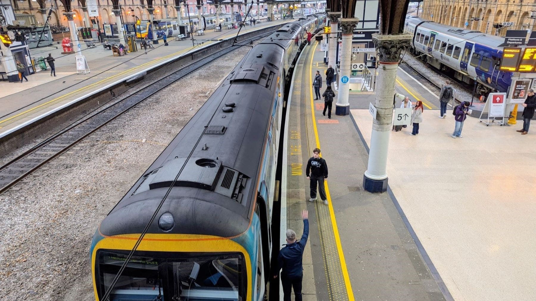 Ola de calor de 38 ºC en Reino Unido: trenes paralizados por riesgo en vías y alerta roja en junio