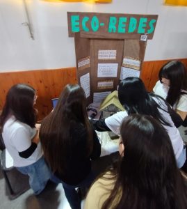 Estudiantes de San Luis impulsan refugios ecológicos para perros callejeros con materiales naturales y sustentables. Foto: ANSL. 