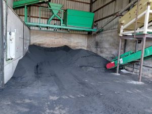 Transforman residuos de aceitunas y pino en biocarbón para construir asfaltos que ayuden a capturar carbono. Foto: EcoInventos. 