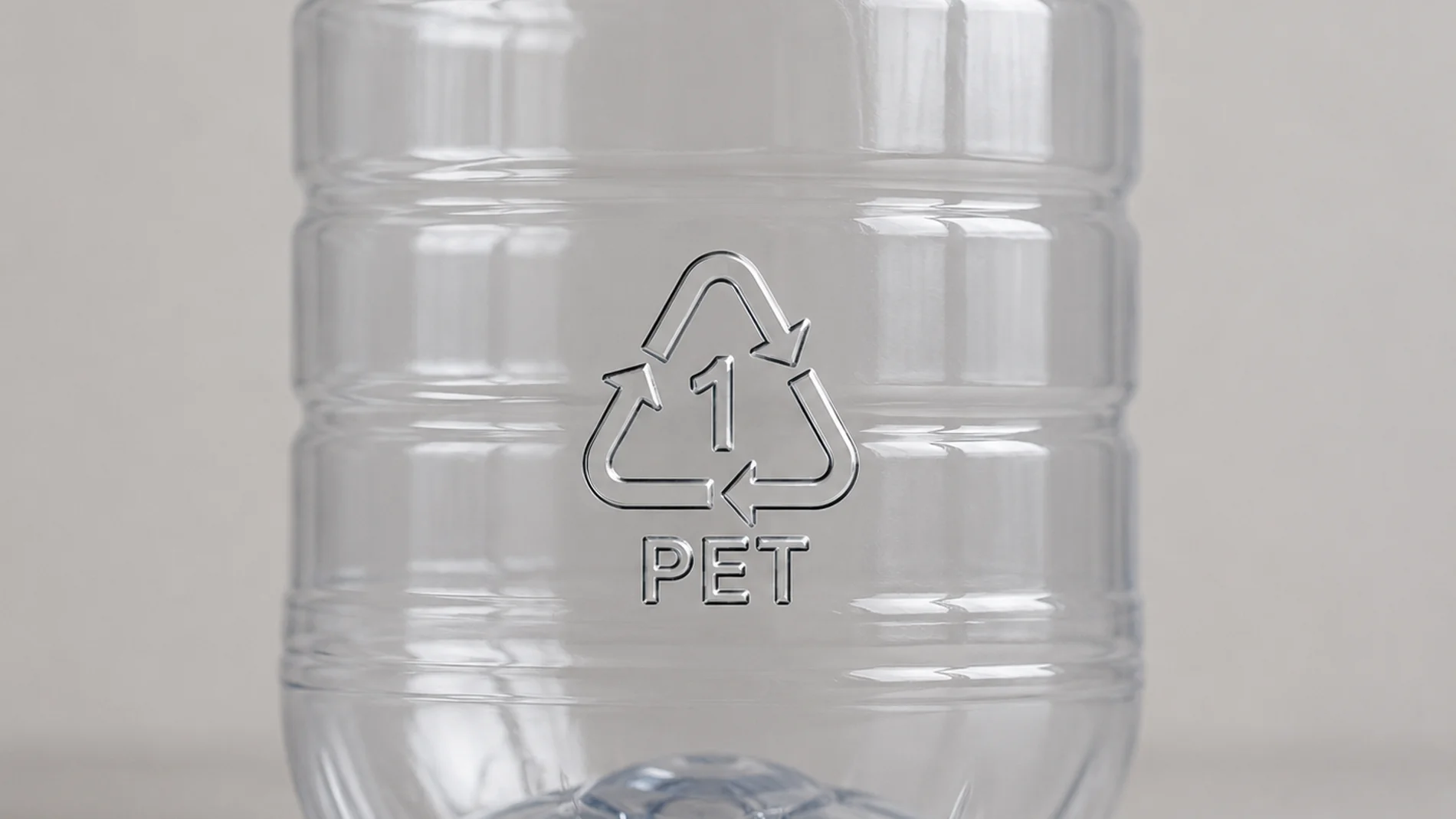 Triangles on plastic containers: what they mean and why it's important to identify them. Photo: La Razón.